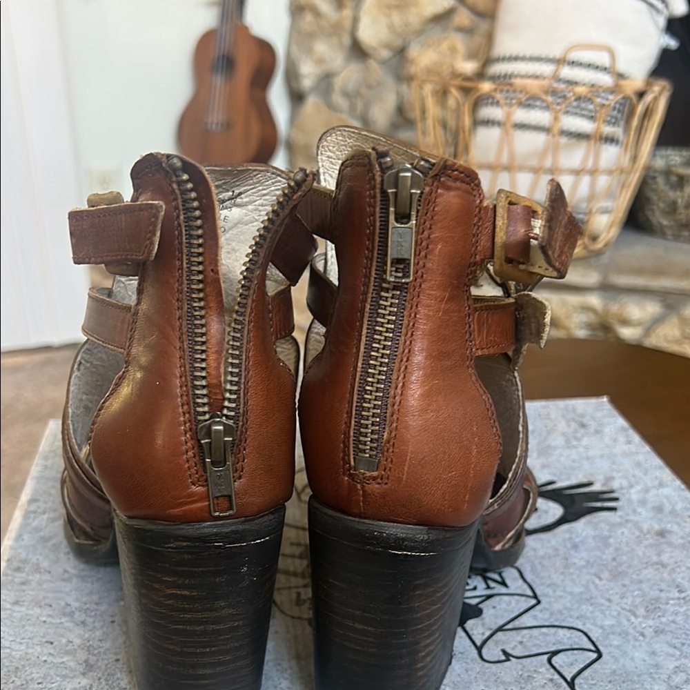 New In Box Freebird by Steven Claw Cognac Leather Heeled Sandal - Cognac - Picture 4 of 5